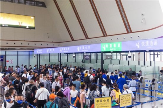 7月22日，乘坐中老鐵路國際旅客列車的旅客在磨憨邊檢大廳排隊候檢。衛(wèi)海林 攝