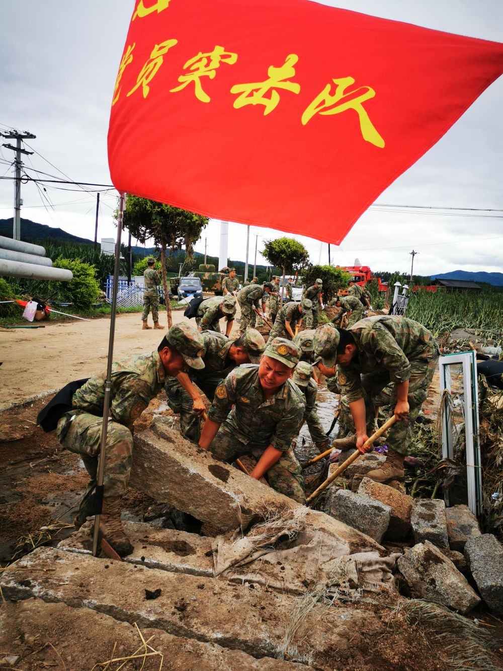 8月7日，陸軍第78集團(tuán)軍某旅組織黨員突擊隊(duì)在吉林舒蘭市七里鄉(xiāng)清理路障。新華社發(fā)（劉洋 攝）