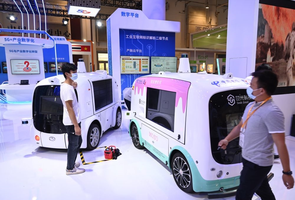 中國制造的智能汽車模型在2021金磚國家新工業(yè)革命展現(xiàn)場展出（2021年9月9日攝）。新華社記者 林善傳 攝