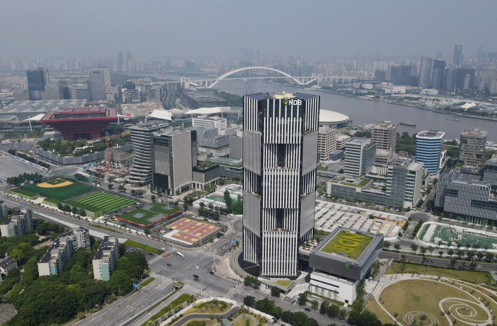 位于上海浦東新區(qū)世博園區(qū)的金磚國家新開發(fā)銀行總部大樓（2022年6月17日攝，無人機照片）。新華社記者 方喆 攝