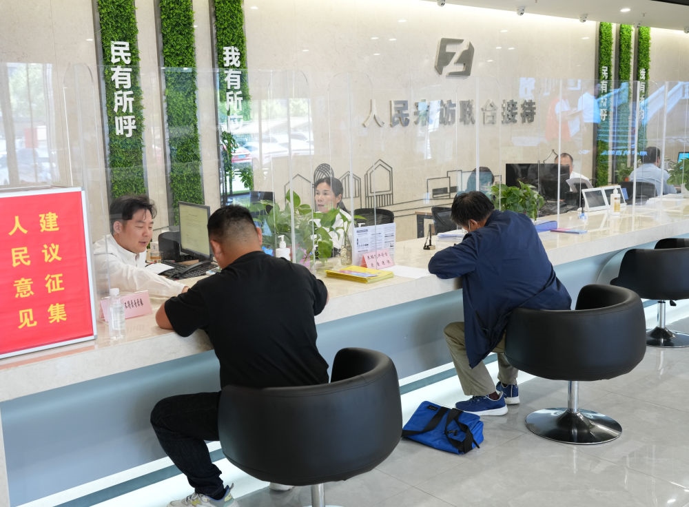 在杭州市余杭區(qū)社會(huì)治理中心，工作人員在接待前來(lái)上訪的群眾（5月25日攝）。新華社記者 翁忻旸 攝