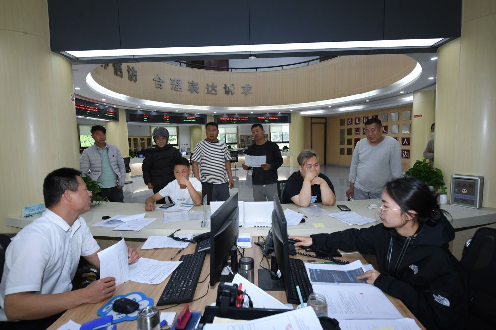 浙江省安吉縣社會(huì)治理中心工作人員在處理群眾信訪訴求（5月8日攝）。新華社記者 翁忻旸 攝
