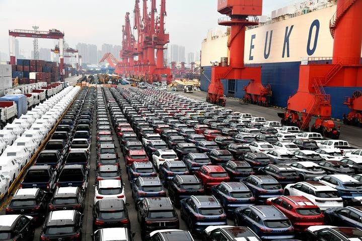 商品車在山東港口青島港大港公司八號碼頭等候裝船（2022年8月7日）。大型滾裝貨輪“晨聲輪”靠泊山東港口青島港大港公司八號碼頭，將各類逾1900輛商品車運往非洲。新華社記者 李紫恒 攝