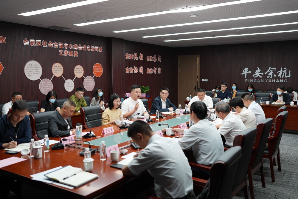 浙江省信訪局領(lǐng)導(dǎo)和相關(guān)領(lǐng)導(dǎo)組成的下訪團(tuán)在杭州市余杭區(qū)社會(huì)治理中心接受群眾上訪（5月25日攝）。新華社記者 翁忻旸 攝