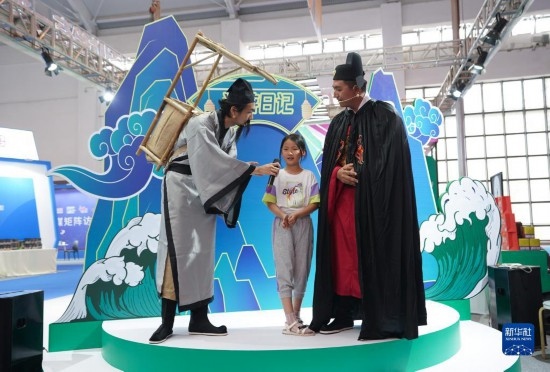 8月16日，一名小朋友在第七屆中國(guó)—南亞博覽會(huì)文化旅游館參加問答活動(dòng)。