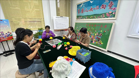 臨潢家園社區(qū)居民在社區(qū)少數(shù)民族文體活動中心進行刺繡編織創(chuàng)作。人民網(wǎng)記者 金洪花攝