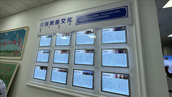 社區(qū)服務(wù)中心內(nèi)民族風(fēng)俗文化墻。人民網(wǎng)記者 金洪花攝