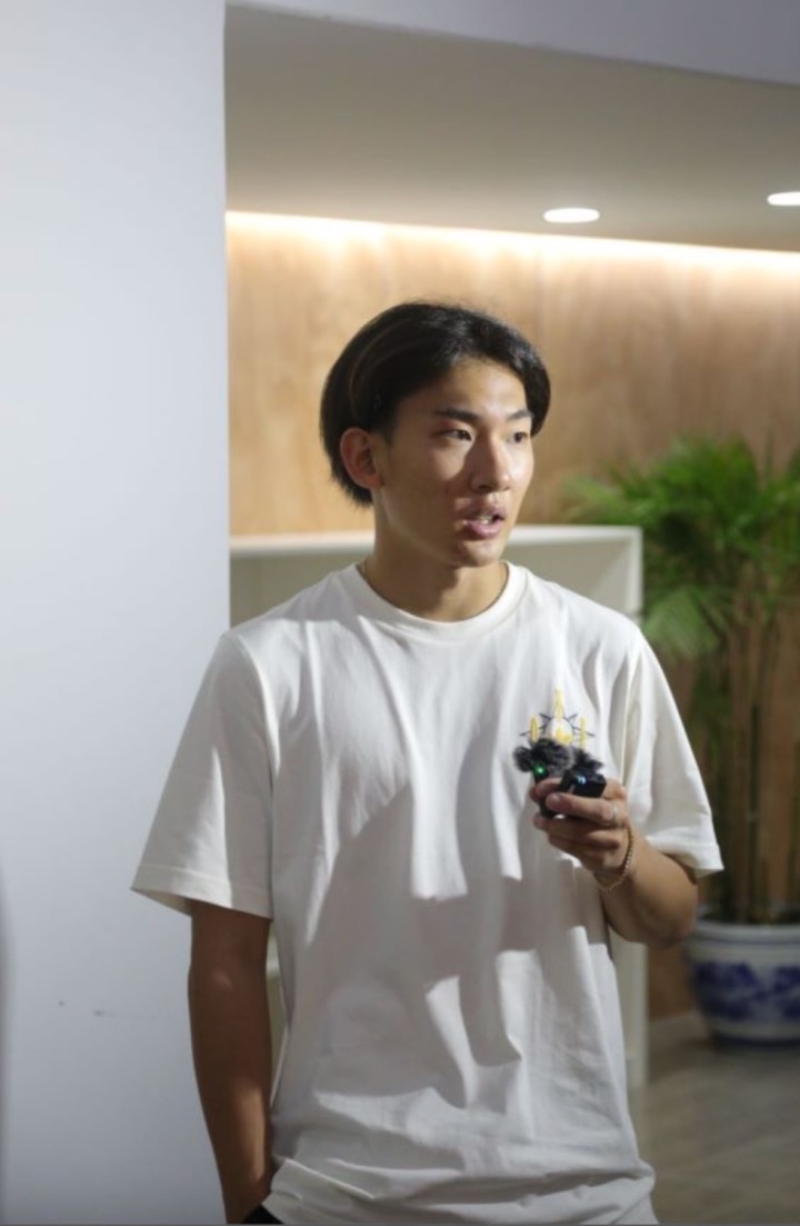 蘇翊鳴接受媒體采訪。