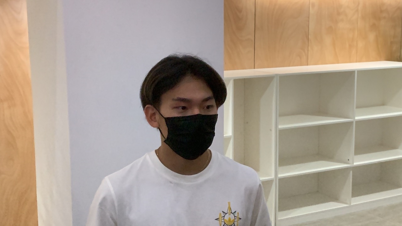 蘇翊鳴接受媒體采訪。荊政崳攝