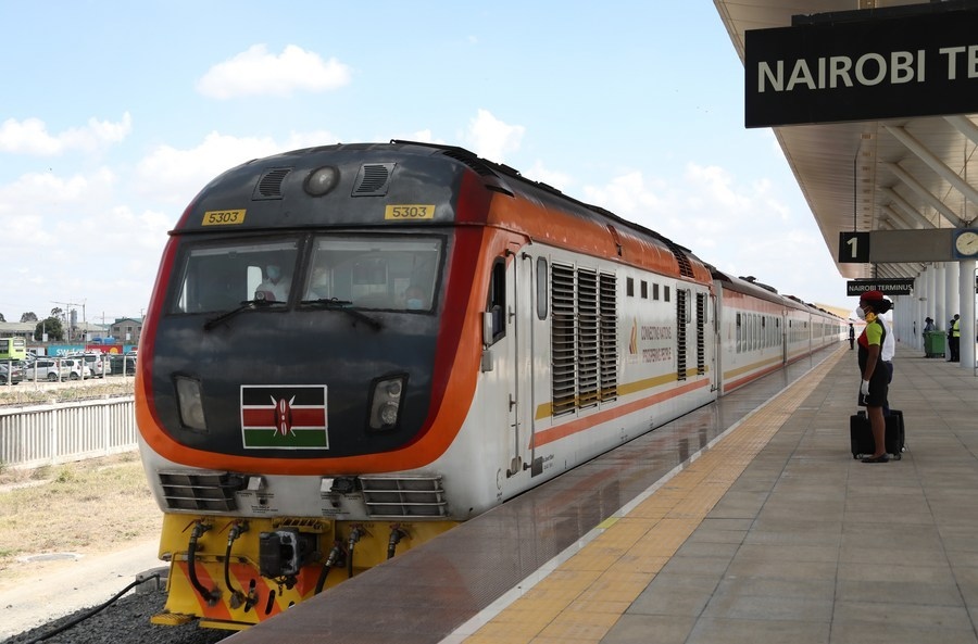 2021年11月17日，由蒙巴薩始發(fā)的蒙內(nèi)鐵路客運列車駛入肯尼亞內(nèi)羅畢站。蒙內(nèi)鐵路連接東非第一大港口蒙巴薩和肯首都內(nèi)羅畢，于2017年5月31日開通。新華社記者董江輝攝