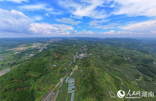 群山環(huán)抱的菖蒲塘村。 人民網(wǎng)記者 劉賓攝