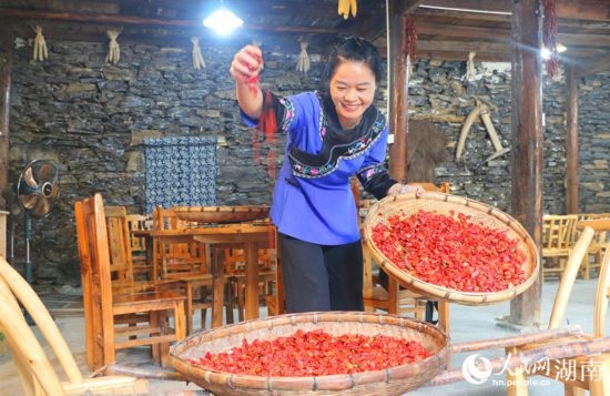 村民李霞返鄉(xiāng)從事餐飲業(yè)。 人民網(wǎng)記者 劉賓攝