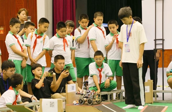 青少年學生現(xiàn)場觀看比賽。北京工商大學供圖