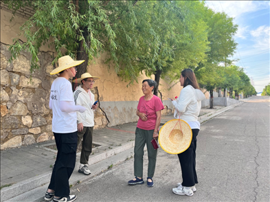國土整治與生態(tài)修復(fù)實(shí)踐調(diào)研團(tuán)師生與村民交流。校方供圖