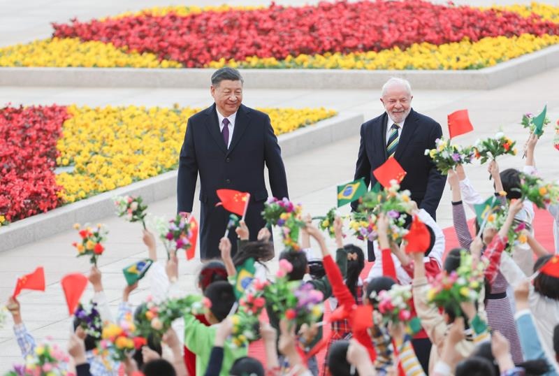 2023年4月14日，習(xí)近平主席在北京人民大會(huì)堂東門外廣場(chǎng)為來(lái)華進(jìn)行國(guó)事訪問(wèn)的巴西總統(tǒng)盧拉舉行歡迎儀式。