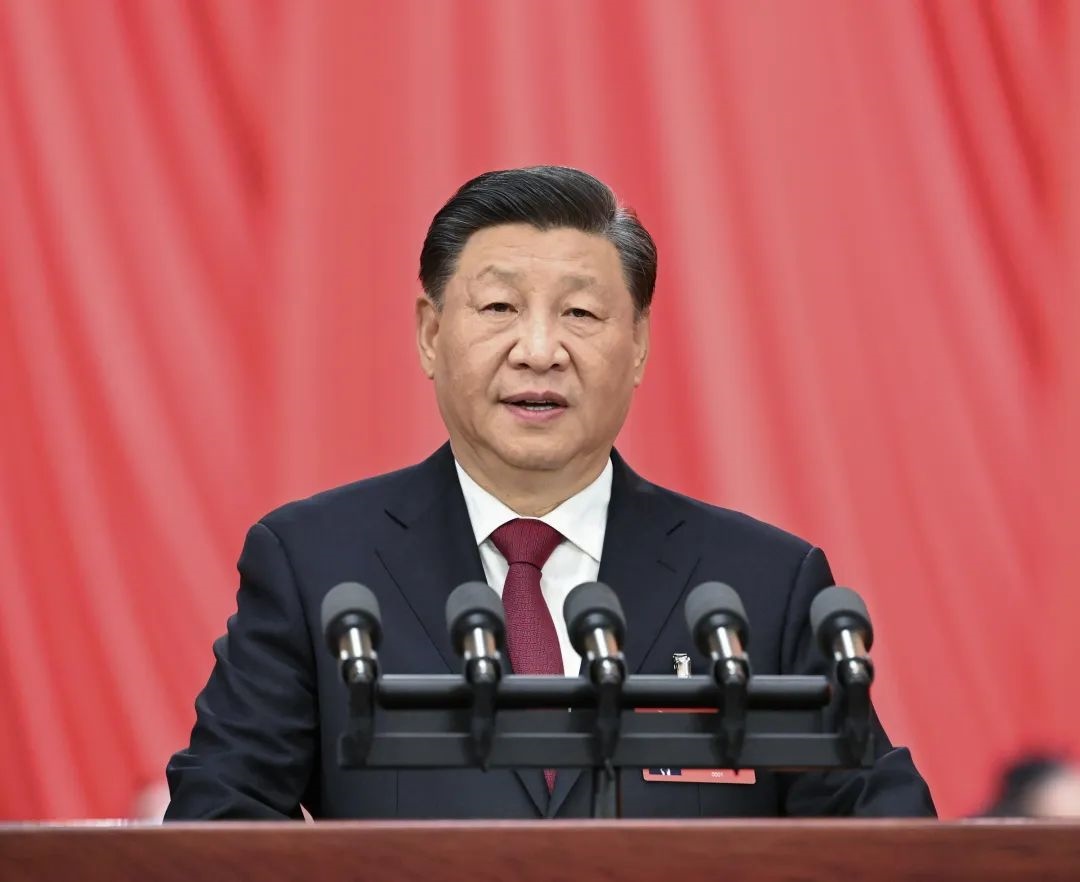 2022年10月16日，中國(guó)共產(chǎn)黨第二十次全國(guó)代表大會(huì)在北京人民大會(huì)堂開(kāi)幕。習(xí)近平代表第十九屆中央委員會(huì)向大會(huì)作報(bào)告。圖/新華社記者 饒愛(ài)民 攝