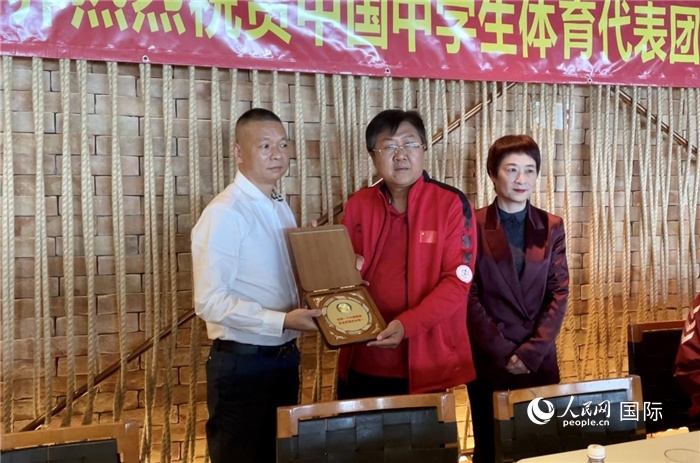 巴西中國和平統(tǒng)一促進會會長王俊曉向中國中學(xué)生體育代表團團長劉立新贈送紀念品。人民網(wǎng)記者 宋亦然攝