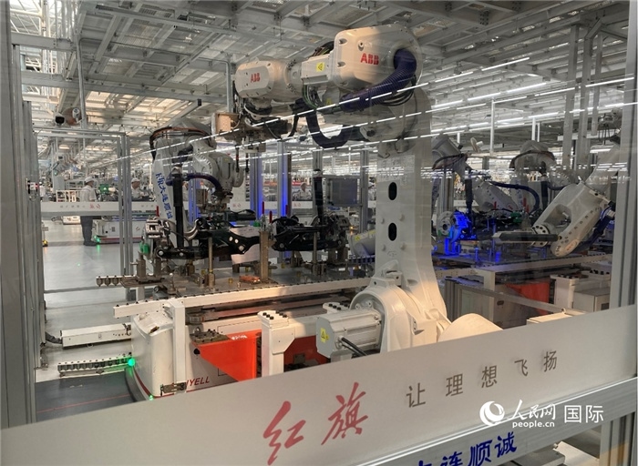 一汽—紅旗繁榮工廠內(nèi)的智能機(jī)器人。人民網(wǎng) 宋歌攝