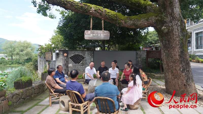余杭區(qū)徑山鎮(zhèn)小古城村村民在“樟樹(shù)下議事”。人民網(wǎng)肖聰聰攝
