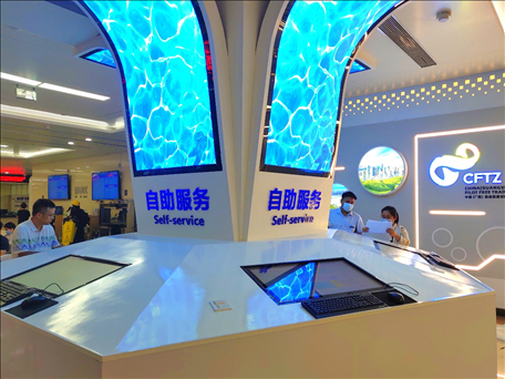 市民在中國(guó)（廣西）自由貿(mào)易區(qū)南寧片區(qū)綜合服務(wù)大廳辦理業(yè)務(wù)。人民網(wǎng) 付華周攝