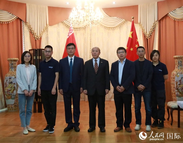 謝小用大使與人民網(wǎng)記者合影。