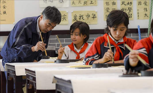 △新疆疏附縣托克扎克鎮(zhèn)中心小學(xué)書法教室內(nèi)，同學(xué)們正在學(xué)習(xí)寫毛筆字。