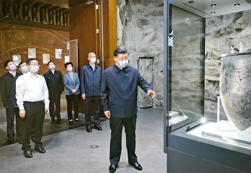 2023年6月2日，中共中央總書記、國家主席、中央軍委主席習近平在北京出席文化傳承發(fā)展座談會并發(fā)表重要講話。這是座談會前，習近平2日下午在中國歷史研究院考察。 新華社記者 鞠鵬/攝