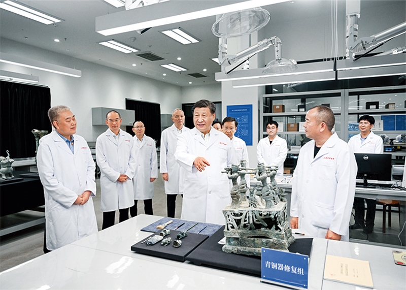 2023年7月25日至27日，中共中央總書記、國家主席、中央軍委主席習近平在四川考察。這是26日下午，習近平在位于德陽市廣漢市的三星堆博物館文物保護與修復館，同現(xiàn)場工作人員親切交流。 新華社記者 謝環(huán)馳/攝