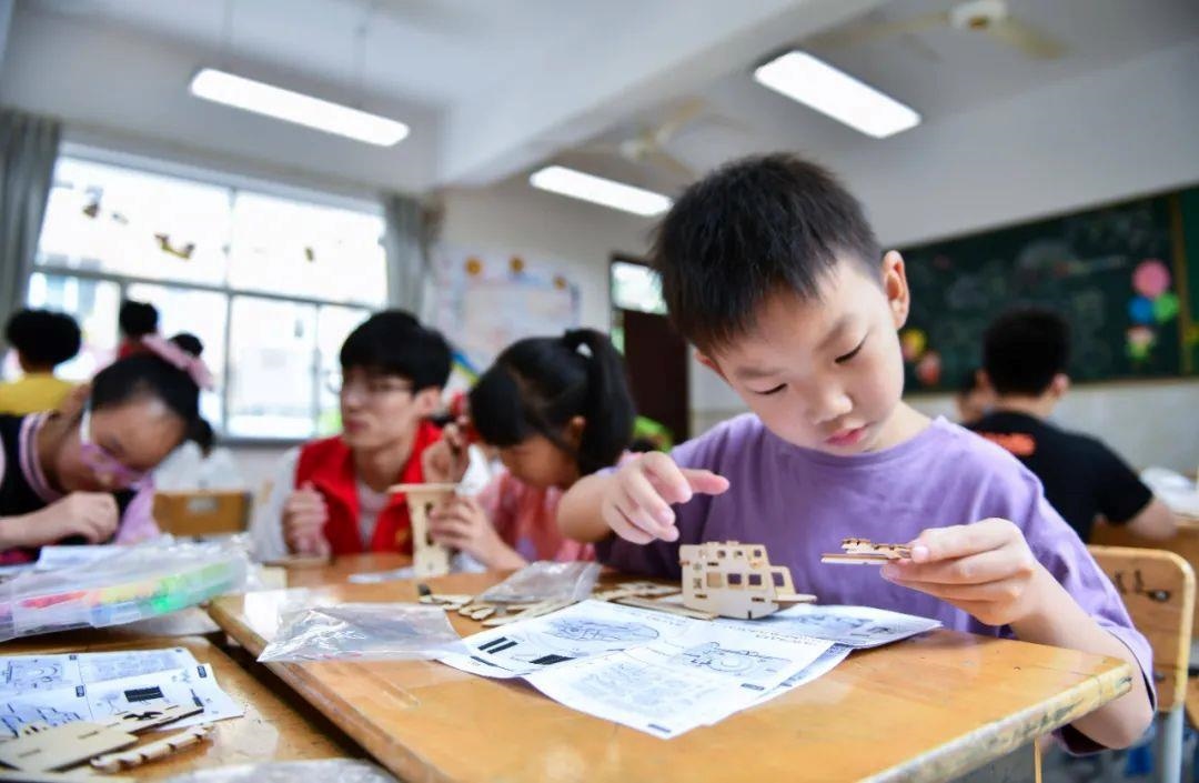 △今年7月，在浙江余姚市舜北小學(xué)暑托班內(nèi)，孩子們制作太陽(yáng)能科學(xué)實(shí)驗(yàn)裝置。