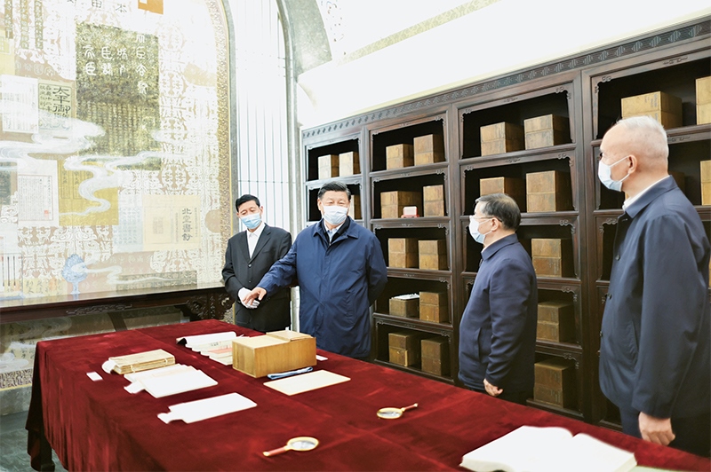 2023年6月2日，中共中央總書記、國家主席、中央軍委主席習近平在北京出席文化傳承發(fā)展座談會并發(fā)表重要講話。這是座談會前，習近平1日下午在中國國家版本館考察時，在蘭臺洞庫了解館藏精品版本保存情況。 新華社記者 鞠鵬/攝