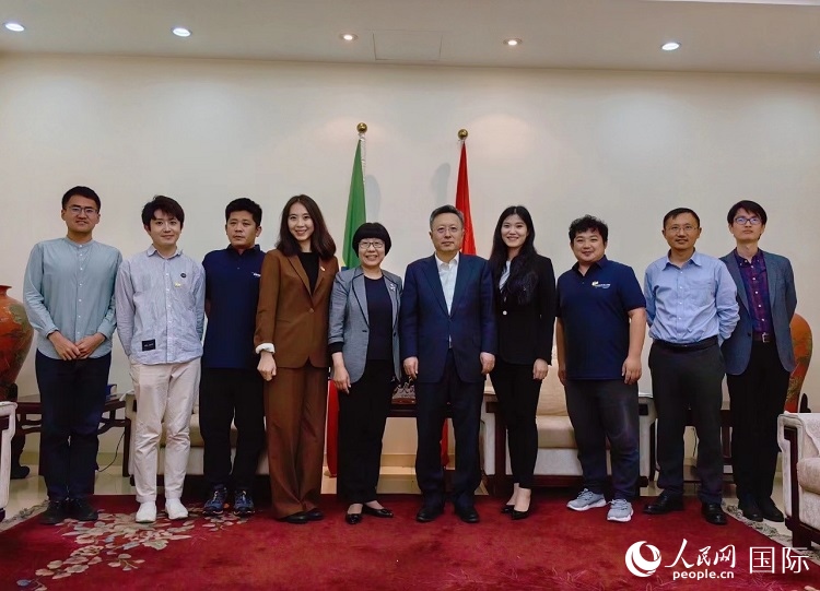 趙志遠(yuǎn)大使（右五）、使館工作人員與人民網(wǎng)記者合影。