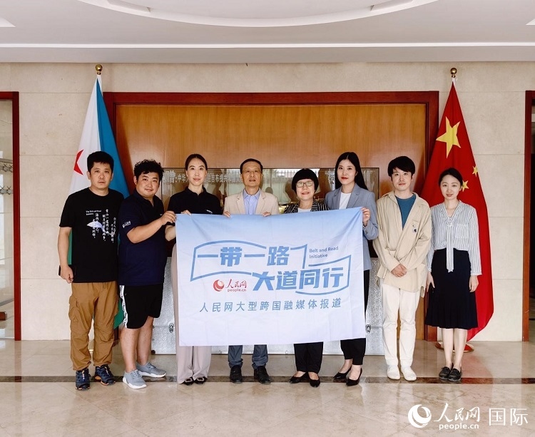 胡斌大使（左四）、使館工作人員與人民網(wǎng)記者合影。