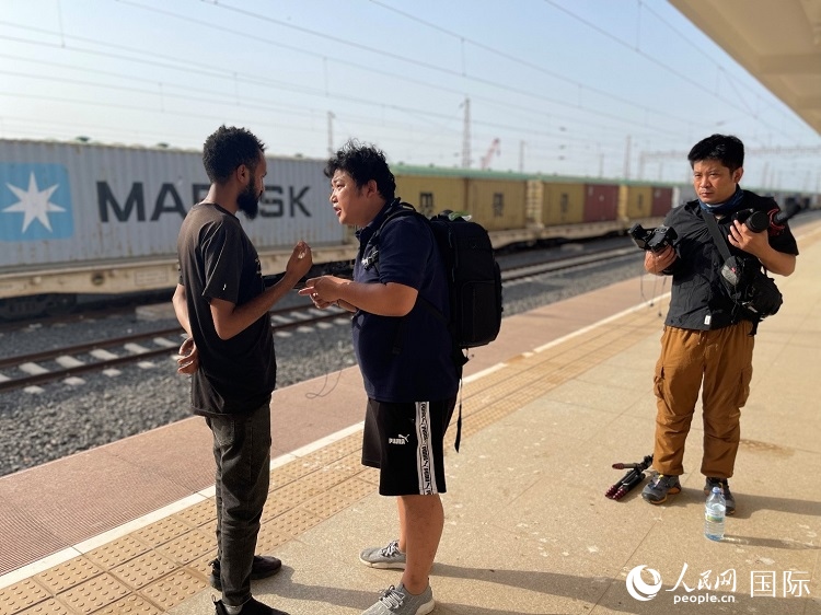 亞吉鐵路吉布提線工作人員介紹列車運營情況。人民網(wǎng)記者 趙艷紅攝