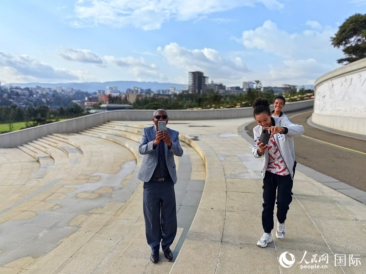 亞的斯亞貝巴友誼廣場的游客與人民網(wǎng)記者互動。人民網(wǎng)記者 陳星星攝