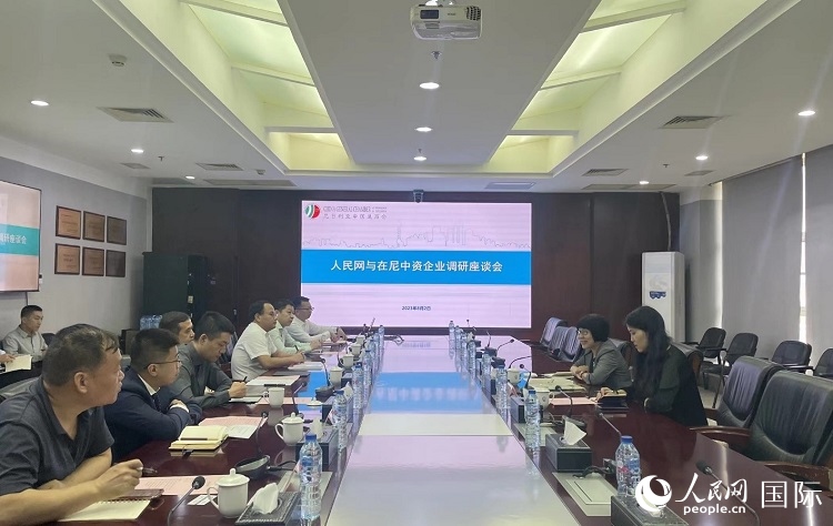 尼日利亞中國商會企業(yè)代表與人民網(wǎng)記者座談。