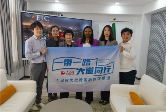 埃塞俄比亞投資委主任萊利斯（右三）、萬巧云（左二）與人民網(wǎng)記者合影。