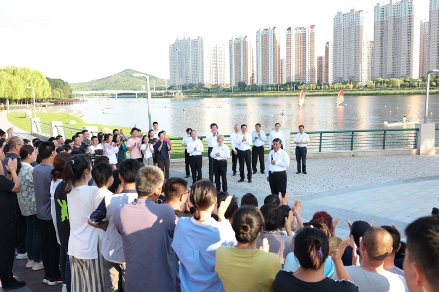 2022年8月16日，習(xí)近平在遼寧錦州東湖森林公園察看小凌河沿岸生態(tài)環(huán)境時，同正在休閑、進(jìn)行文化活動的群眾親切交流。
