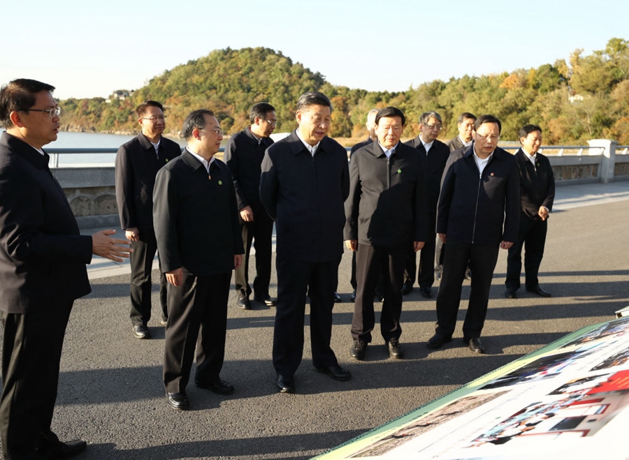 2020年11月12日，習(xí)近平在江蘇南通五山地區(qū)濱江片區(qū)，沿江邊步行察看濱江生態(tài)環(huán)境。