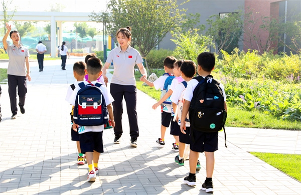 8月30日，雄安史家胡同小學(xué)學(xué)生體驗(yàn)學(xué)校生活。老師帶學(xué)生進(jìn)教室。