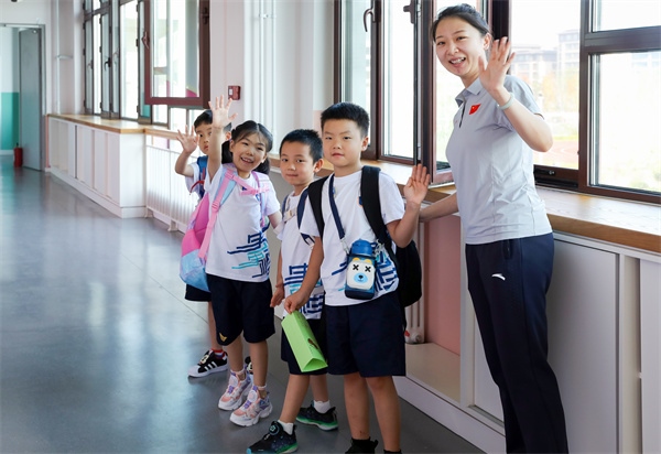 8月30日，雄安史家胡同小學(xué)學(xué)生體驗(yàn)學(xué)校生活。老師帶學(xué)生進(jìn)教室。