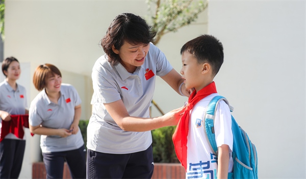 8月30日，雄安史家胡同小學(xué)學(xué)生體驗(yàn)學(xué)校生活。老師為學(xué)生佩戴?；铡? /></p> <p style=