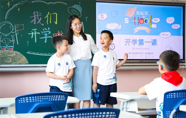 8月30日，雄安史家胡同小學(xué)學(xué)生體驗(yàn)學(xué)校生活。