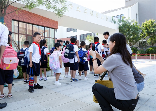 8月30日，雄安史家胡同小學(xué)學(xué)生體驗(yàn)學(xué)校生活。