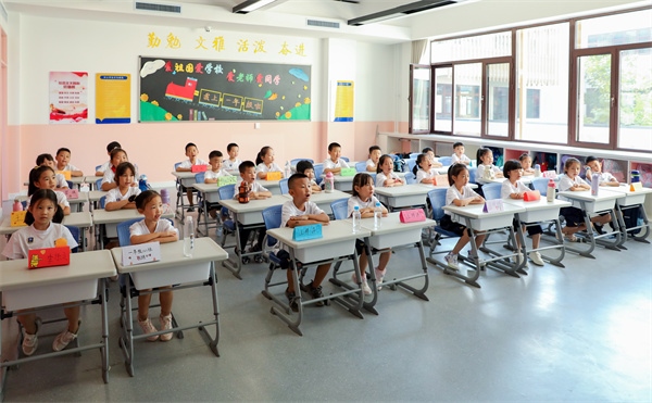 8月30日，雄安史家胡同小學(xué)學(xué)生體驗(yàn)學(xué)校生活。