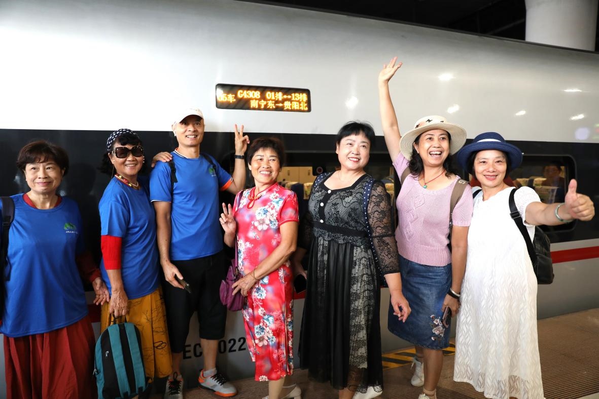 在南寧東站，旅客與貴南高鐵首發(fā)列車(chē)合影。 林祥云攝