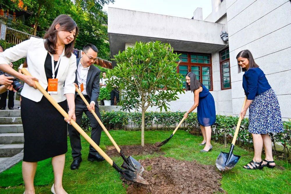 2023年8月8日，重慶史迪威博物館，史迪威將軍后代和朱德同志后代共植友誼樹。