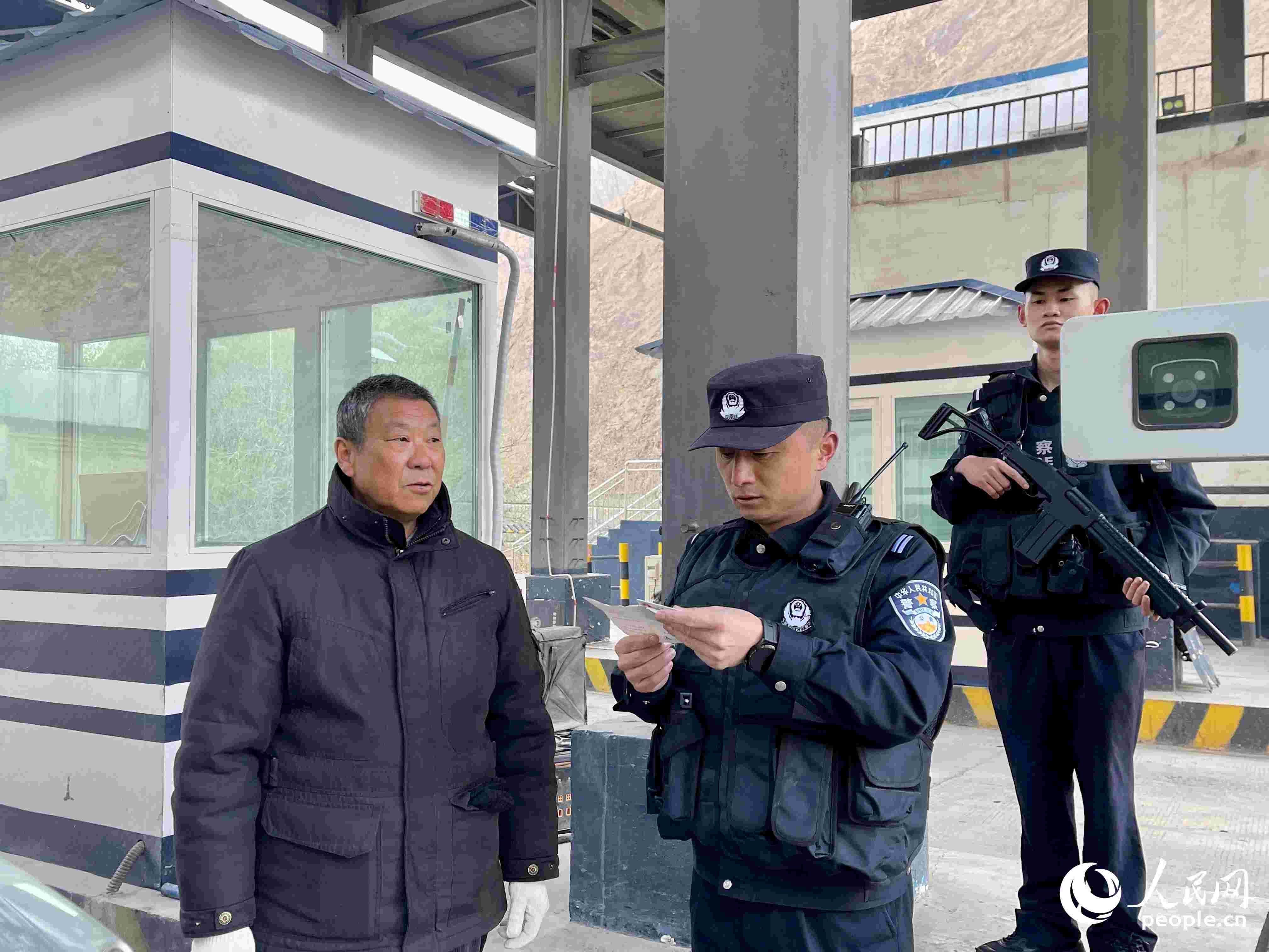 2023年5月10日，在庫地邊境檢查站，陳暢核對進出邊境管理區(qū)人員信息。人民網(wǎng) 周靜圓攝