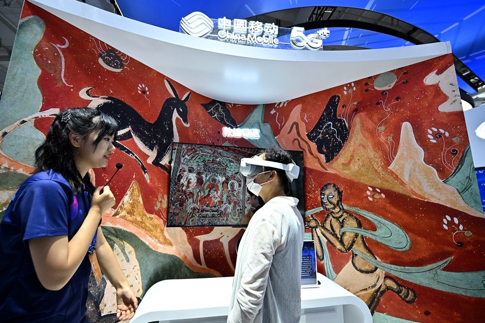 9月3日，一名參觀者在首鋼園中國(guó)移動(dòng)展臺(tái)體驗(yàn)基于AR/VR特效的敦煌導(dǎo)覽，沉浸式感受敦煌壁畫(huà)的魅力。新華社記者 李鑫 攝