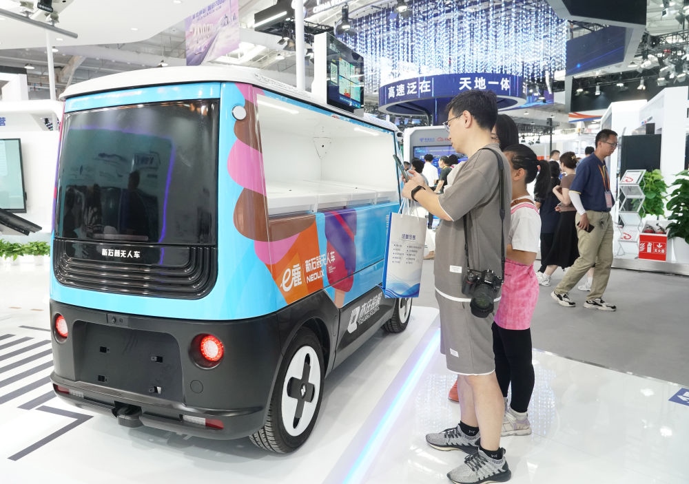 這是9月3日在首鋼園拍攝的一款無(wú)人車。新華社記者 任超 攝