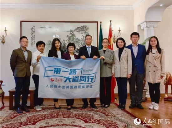胡長春大使、駐非盟使團(tuán)工作人員與人民網(wǎng)記者合影。